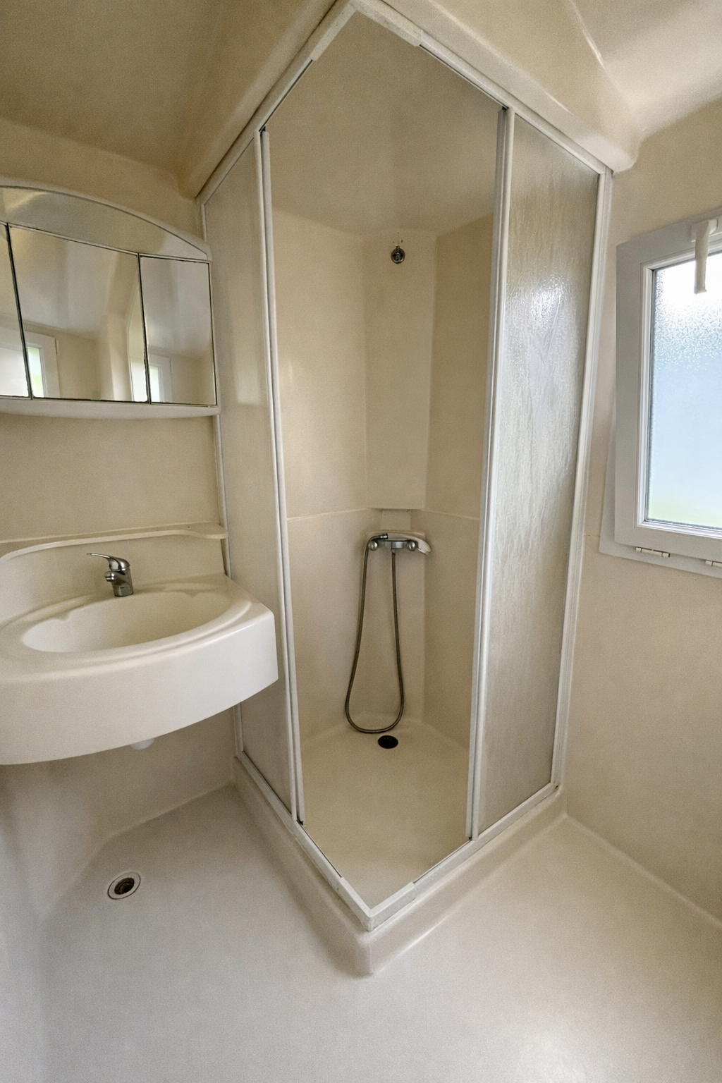 Salle d'eau du mobil-home Cygne