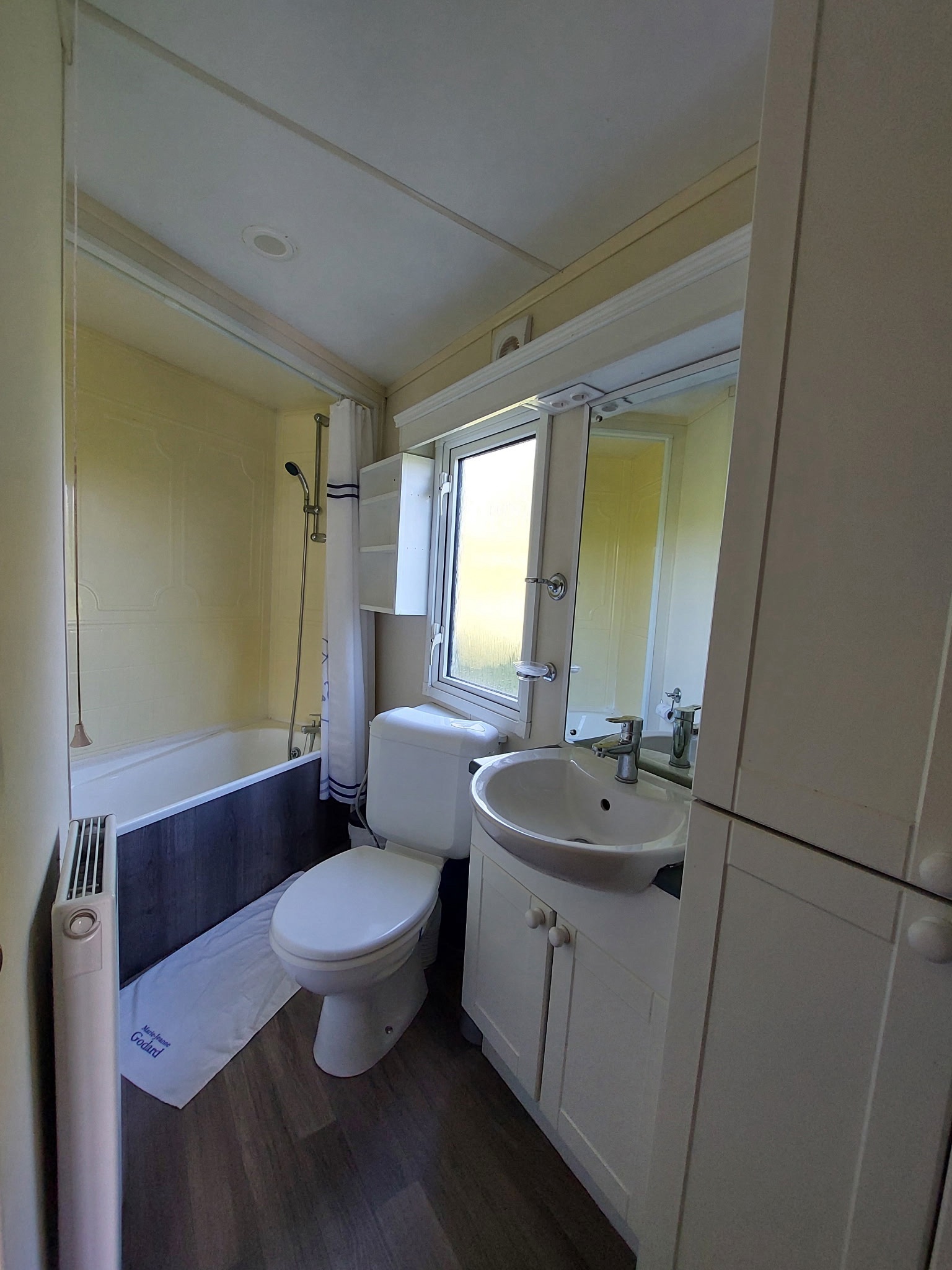 Salle d'eau du mobil-home Fraise