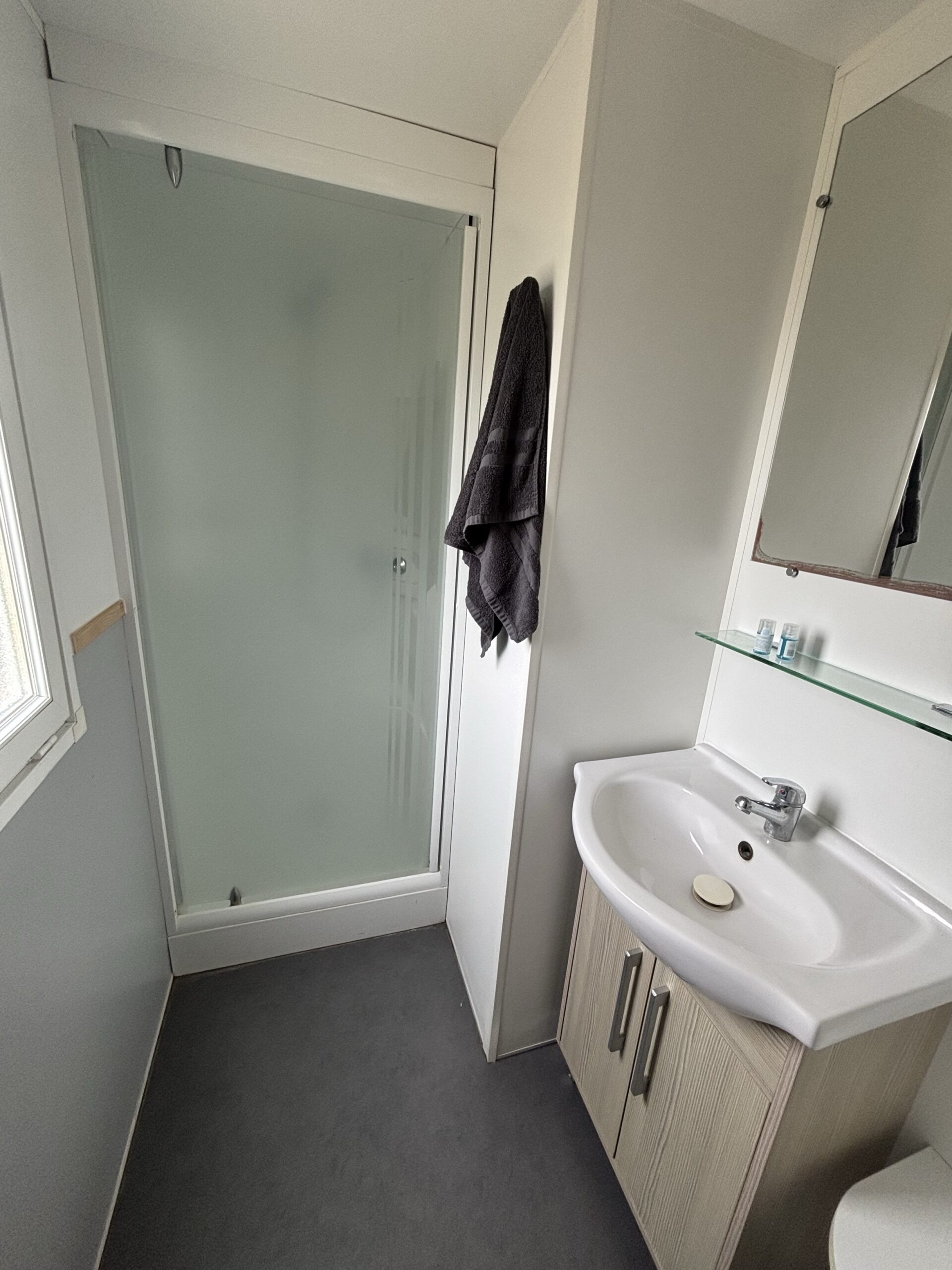 Salle d'eau du mobil-home Héron au camping La Sensation