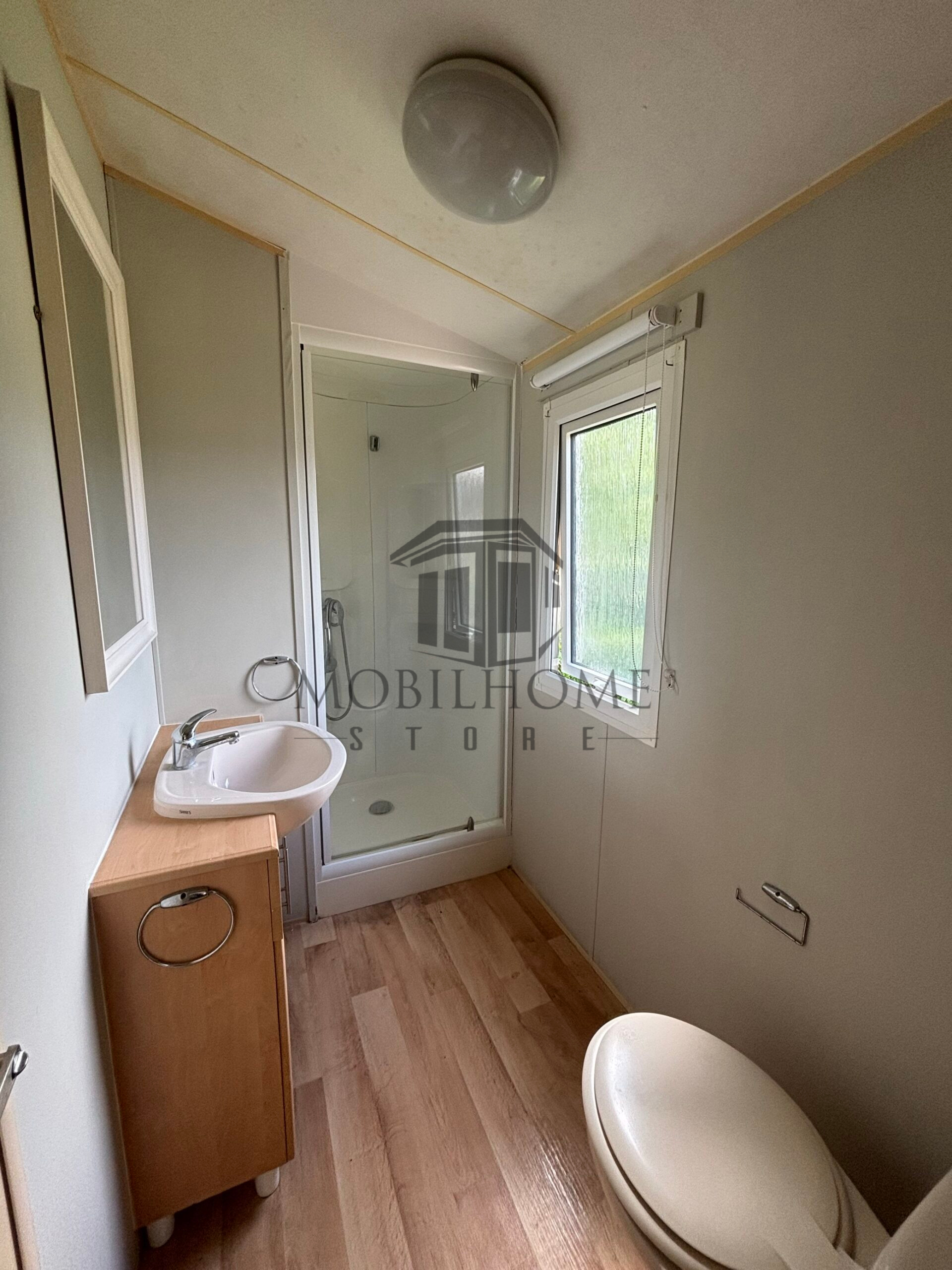 Salle d'eau du mobil-home P24 au camping La Sensation