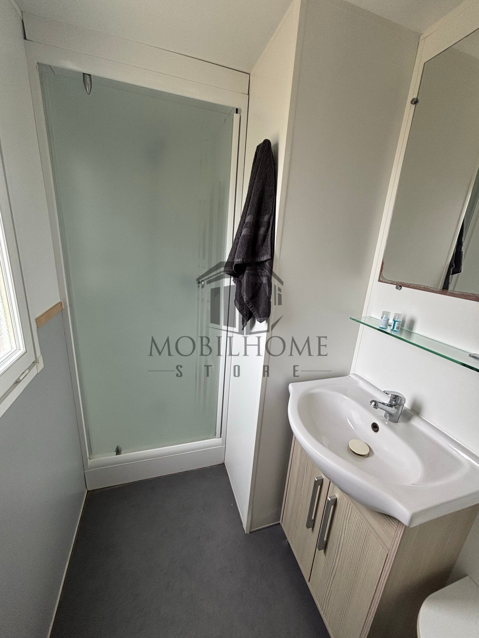 Salle d'eau du mobil-home P25