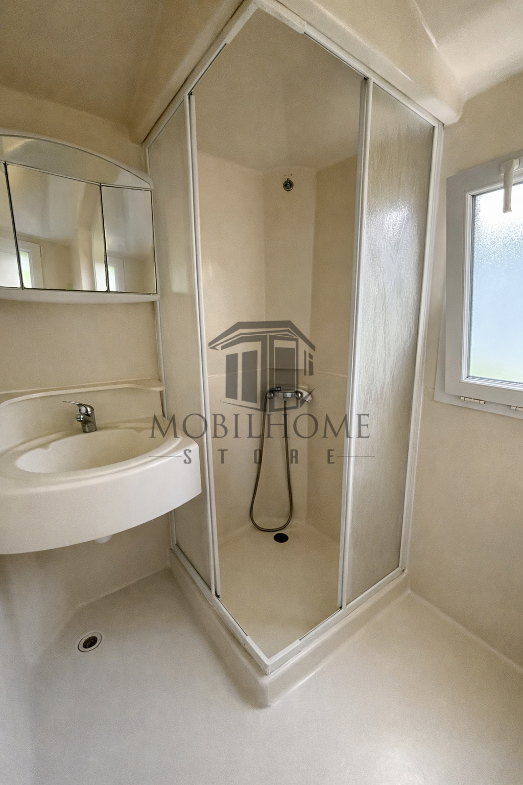 Salle d'eau du mobil-home P37 au camping La Sensation