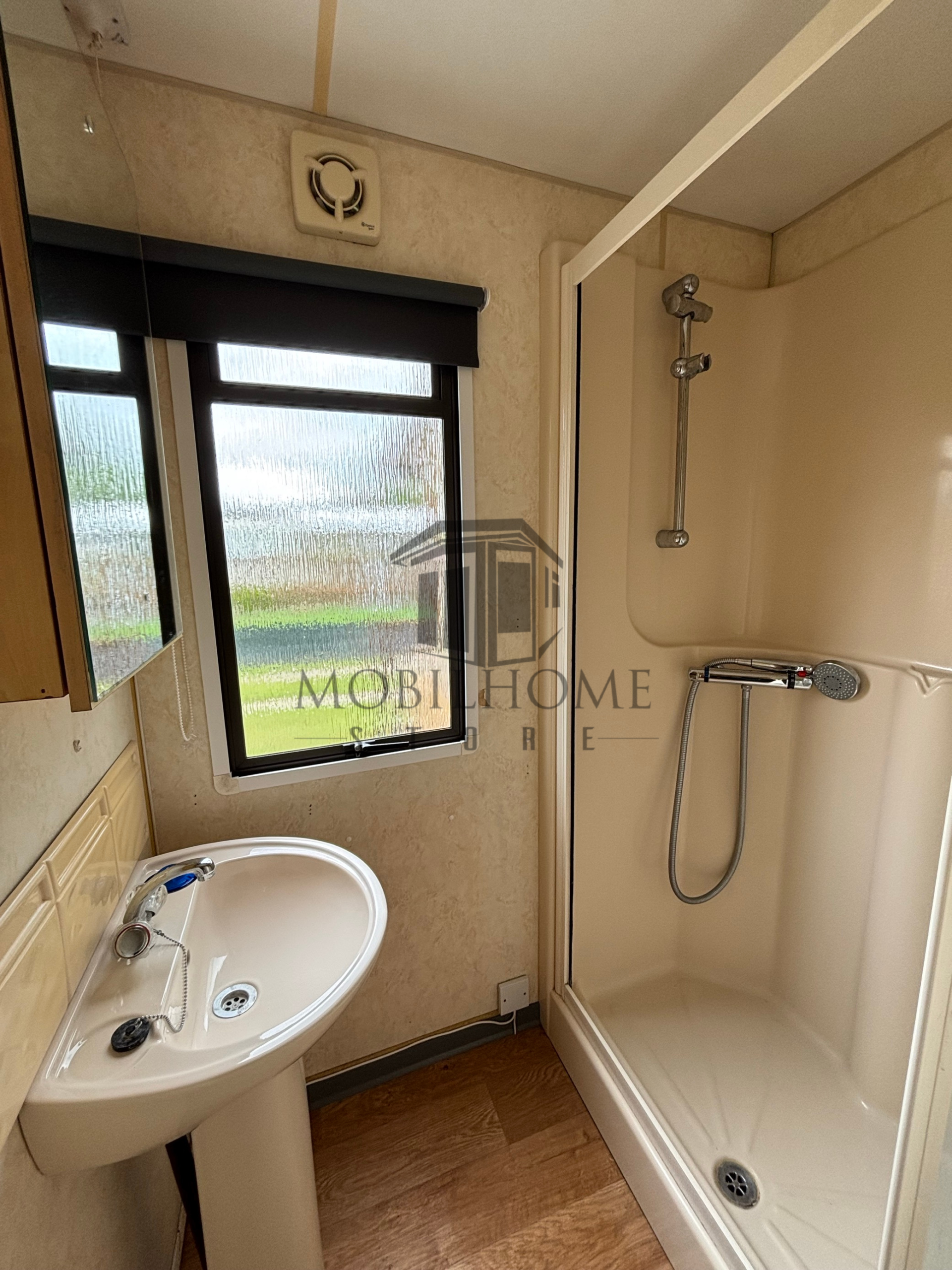 Salle d'eau du mobil-home P82