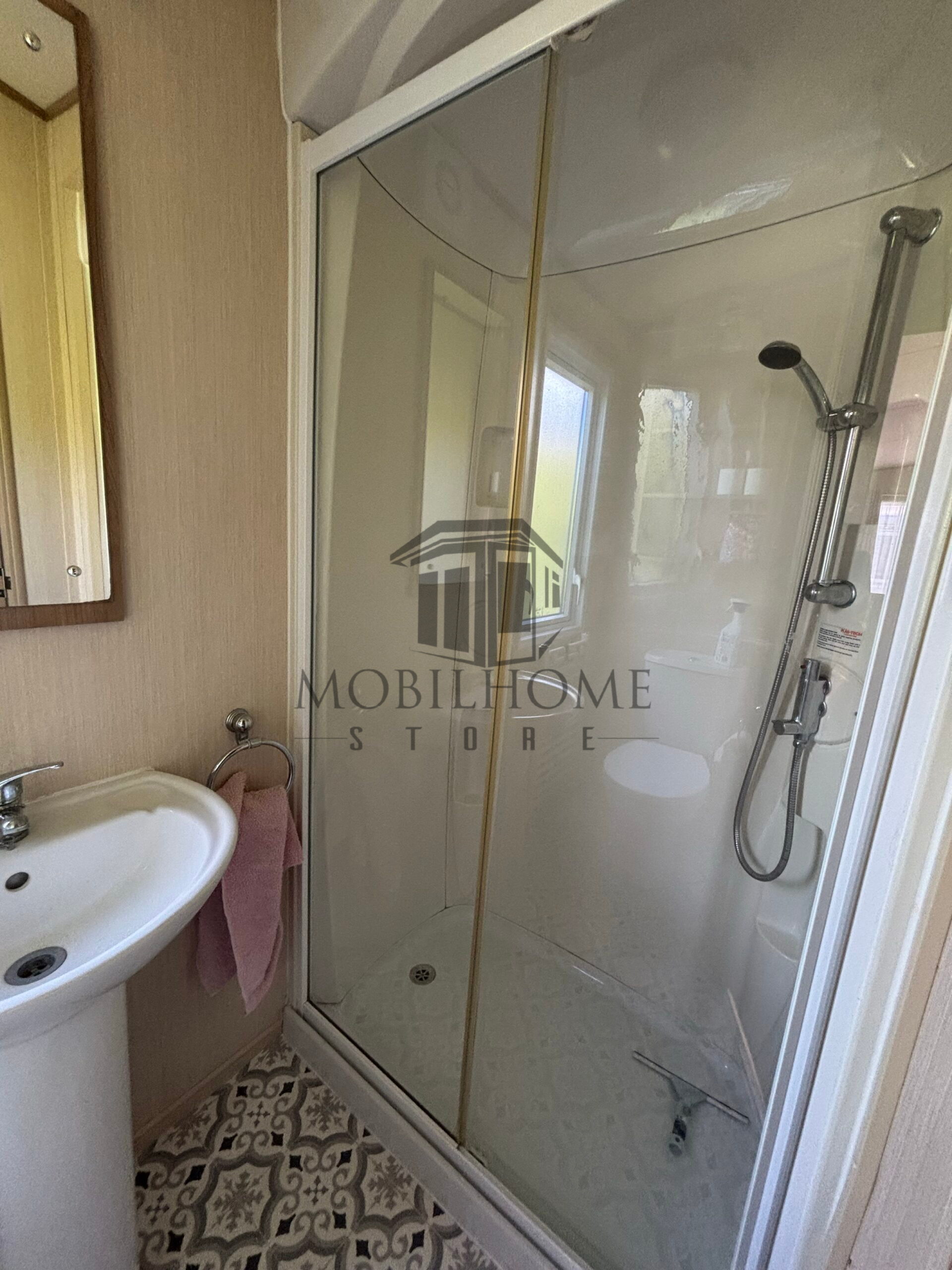 Deuxième salle d'eau du mobil-home P6