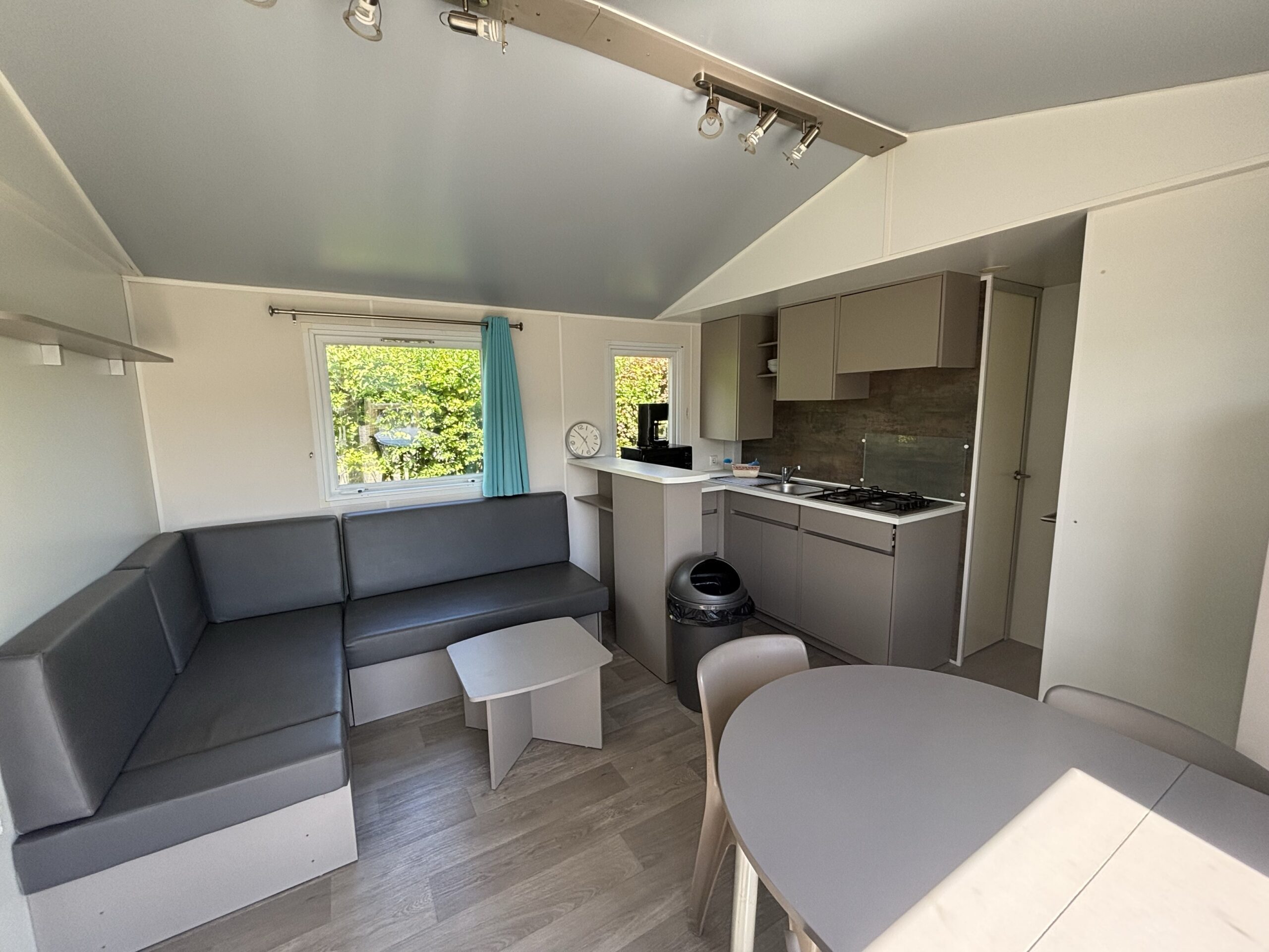 Salon du mobil-home P8 au camping La Sensation