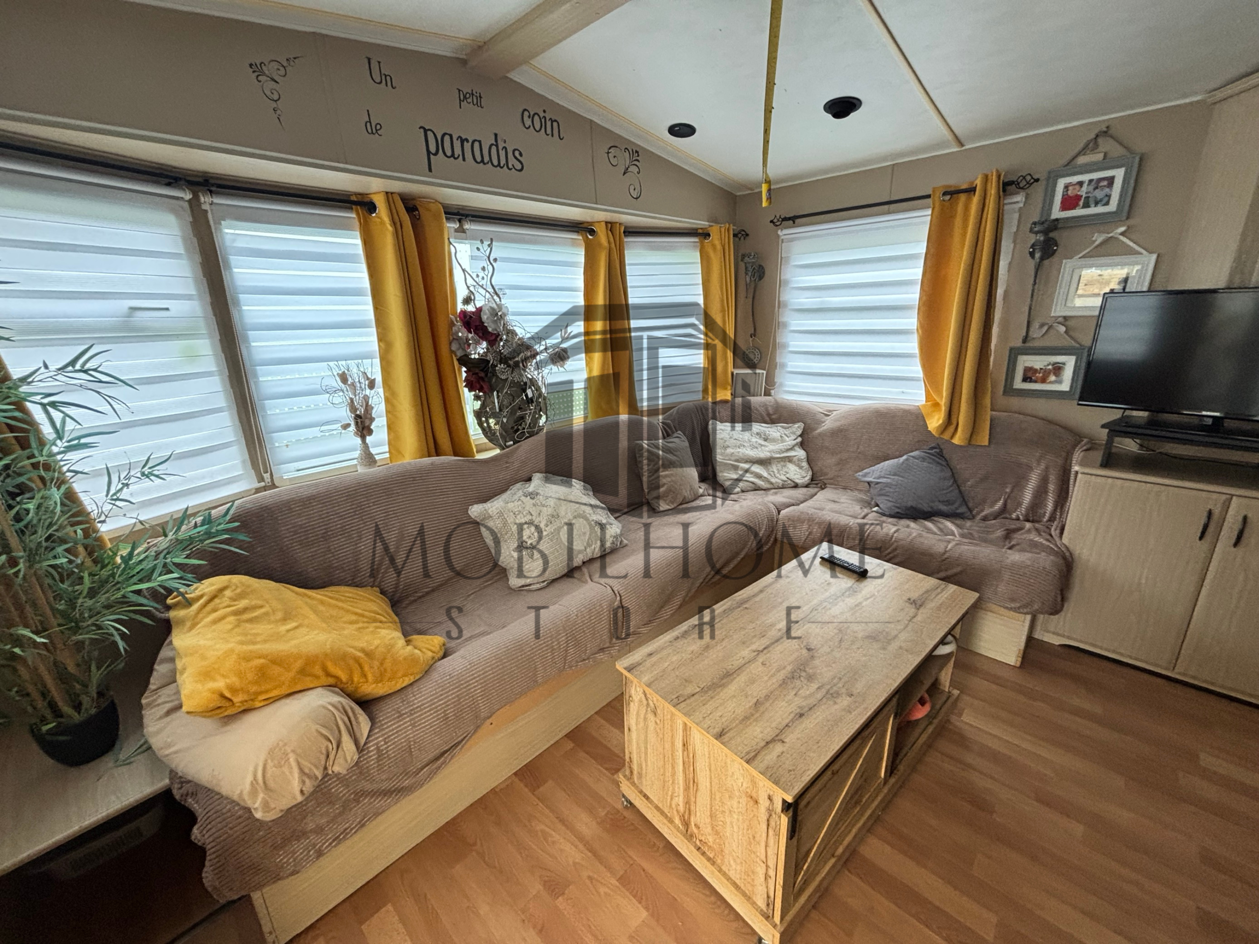 Salon du mobil-home P45 au camping de La Sensation