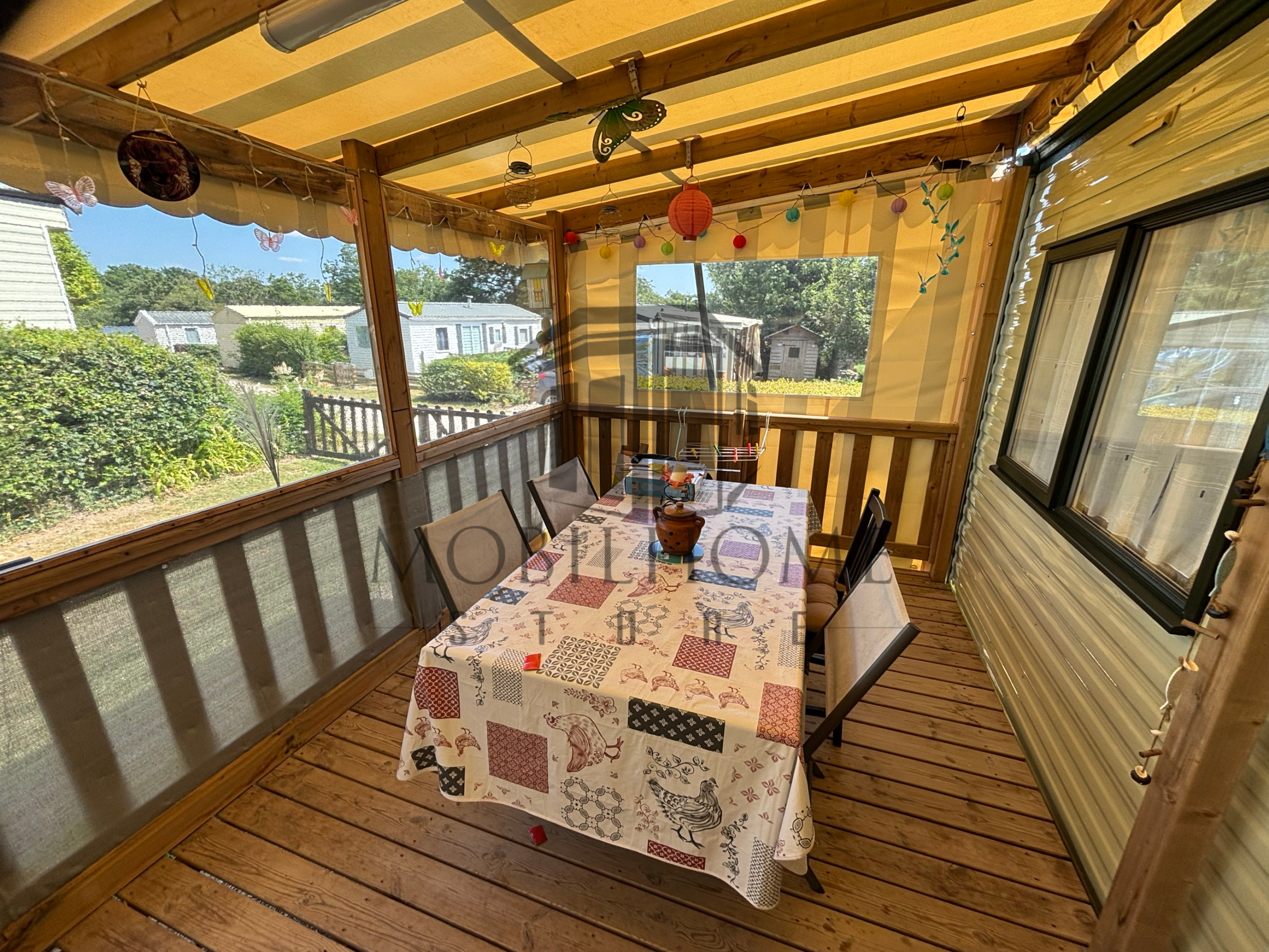 Terrasse du mobil-home P14 vendu sur emplacement sur le camping de La Nouvelle Aventure à Audincthun