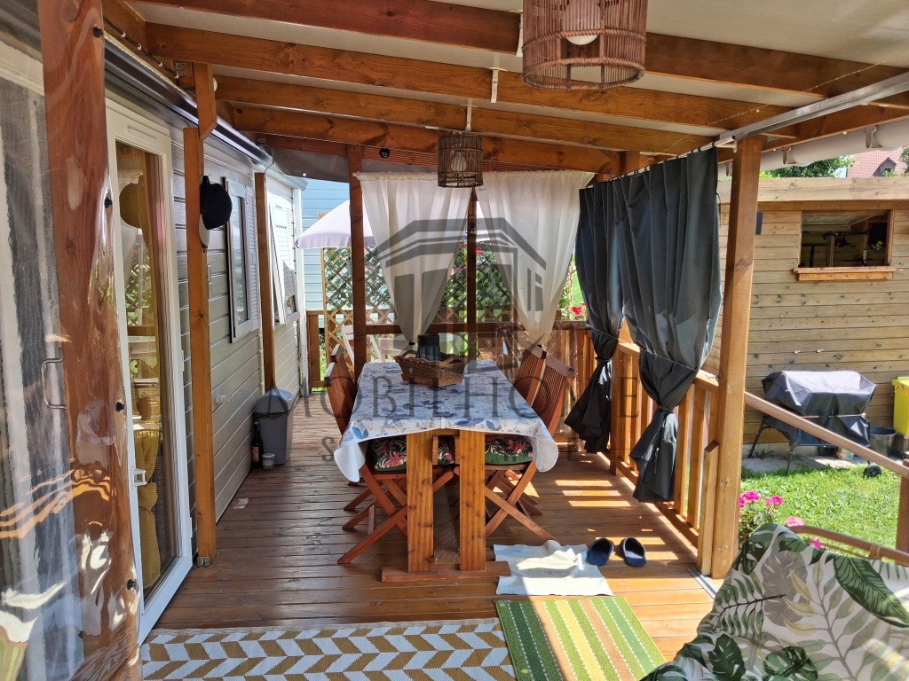 Terrasse du mobil-home P83 au camping La Sensation