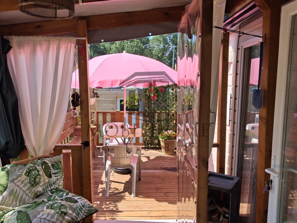 Terrasse du mobil-home P83 au camping La Sensation