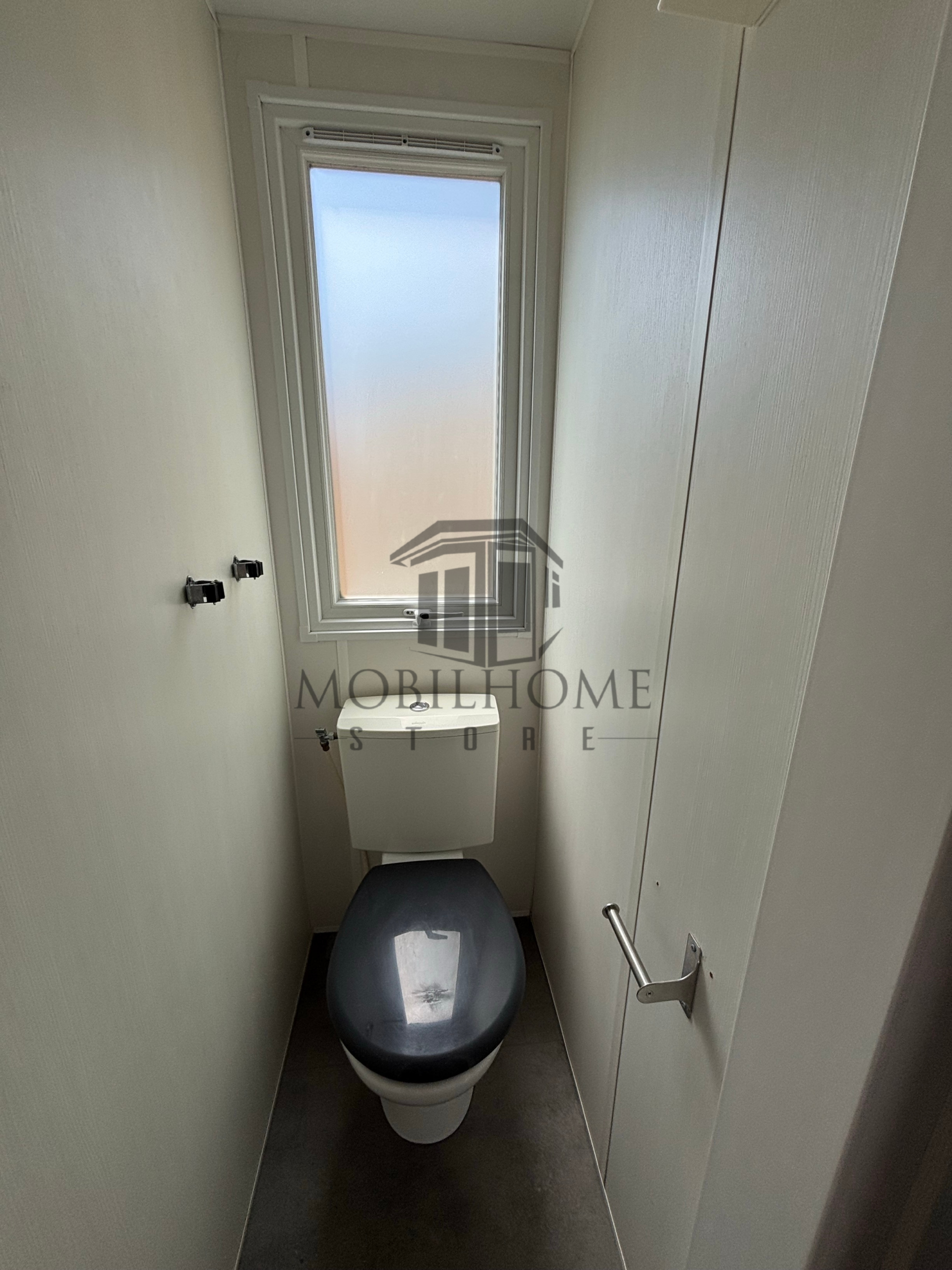 Toilette du mobil-home P19 vendu sur emplacement sur le camping de La Nouvelle Aventure à Audincthun