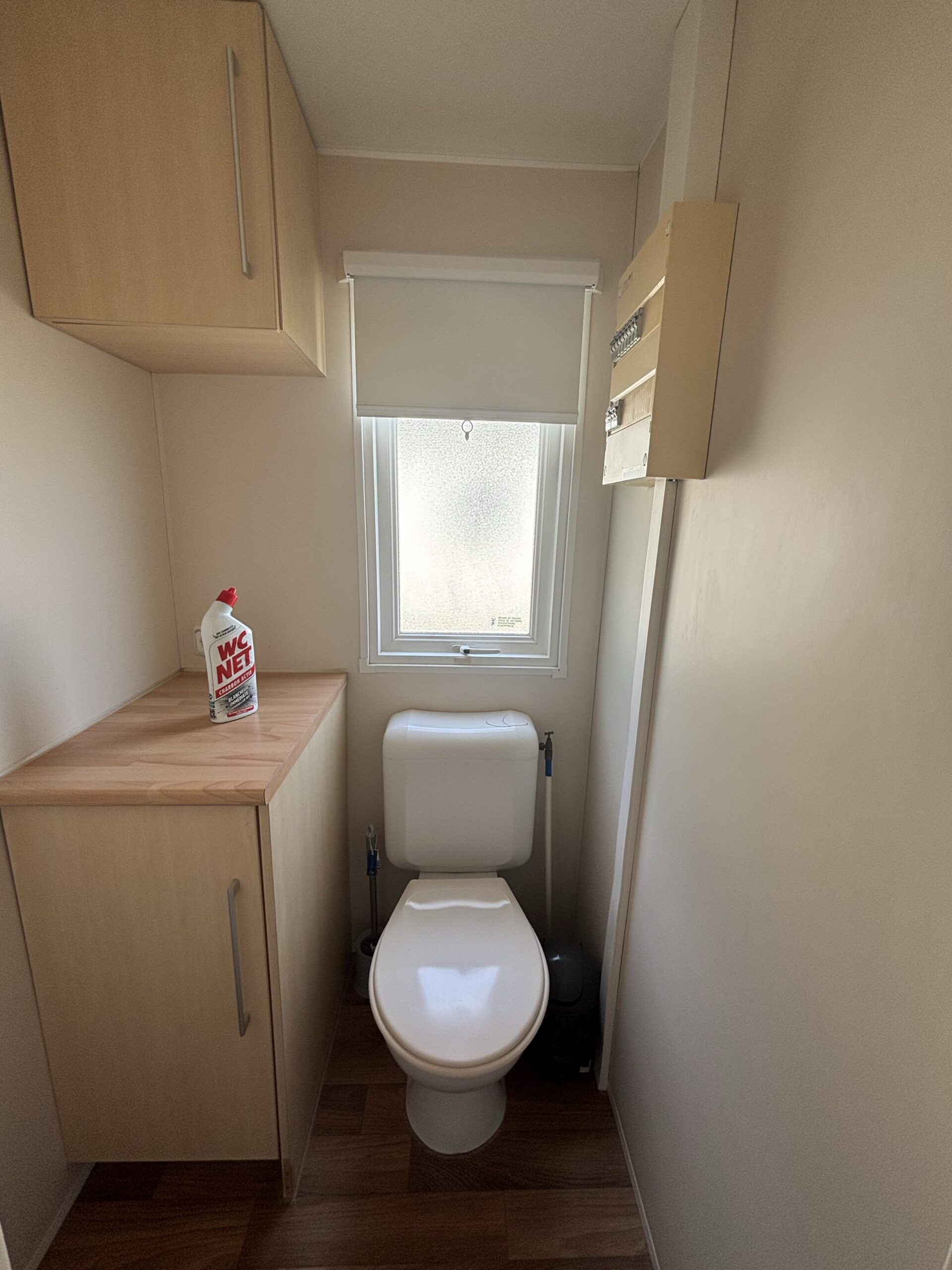 Deuxième toilette du mobil-home Le Derrick