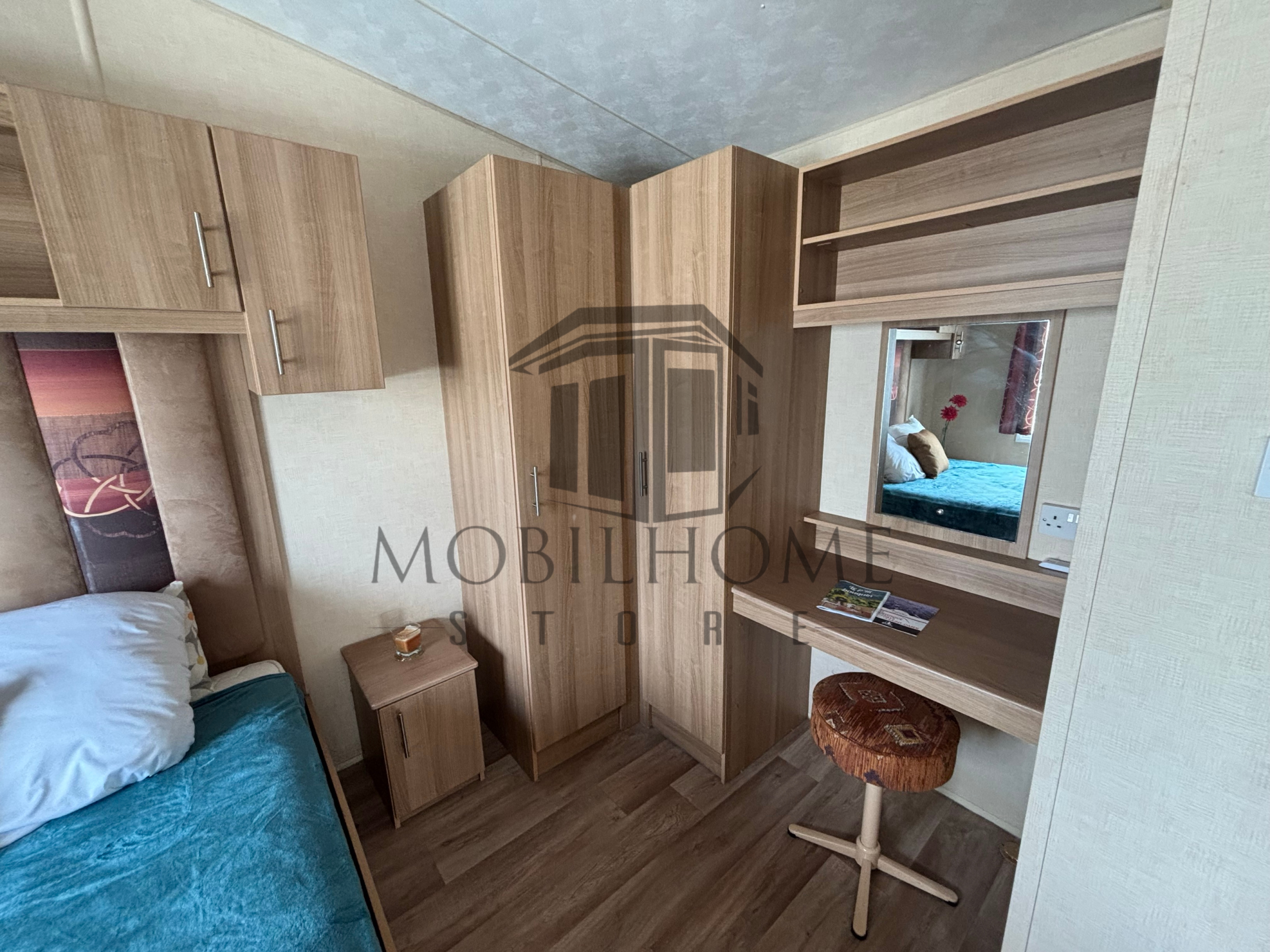 Vue de la chambre parentale du mobil-home ABI DERWENT