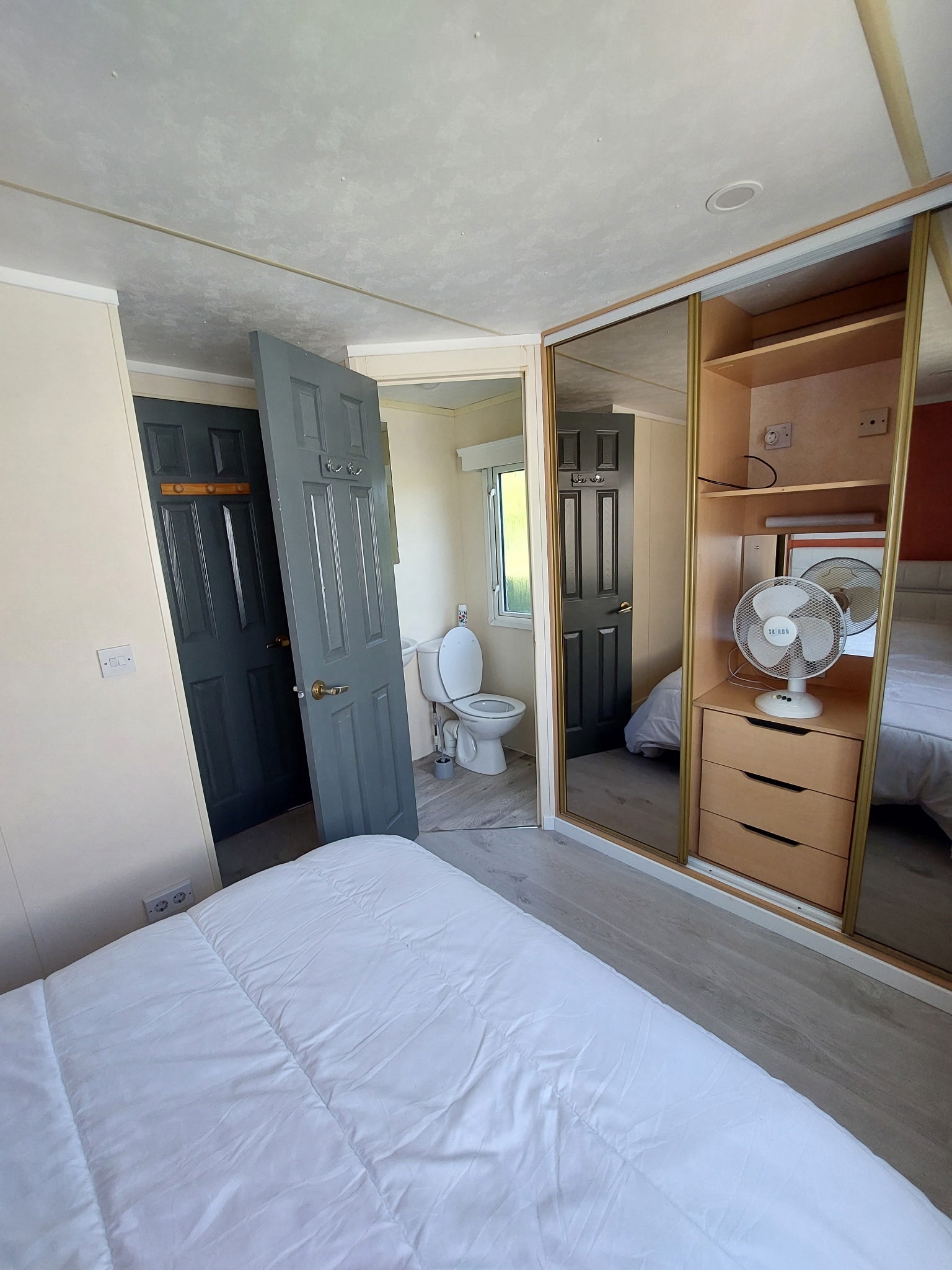 Vue de la chambre parentale du mobil-home Fraise