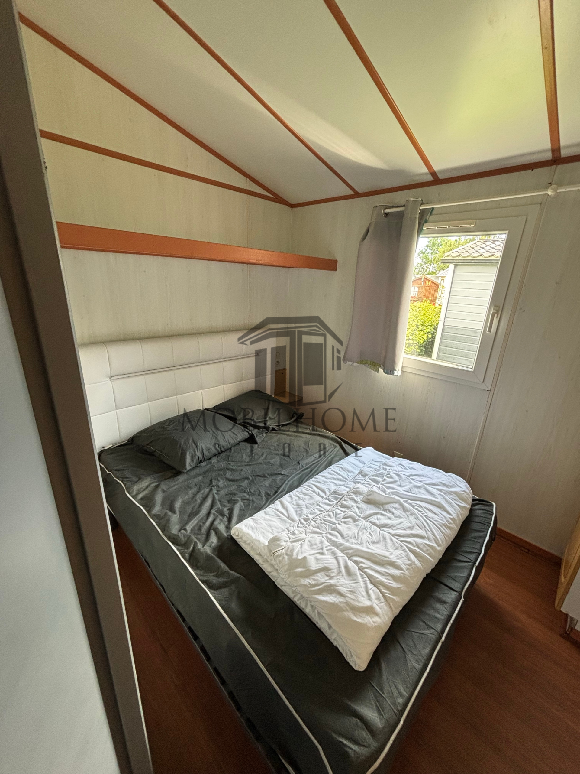 Chambre parentale du mobil-home CRL