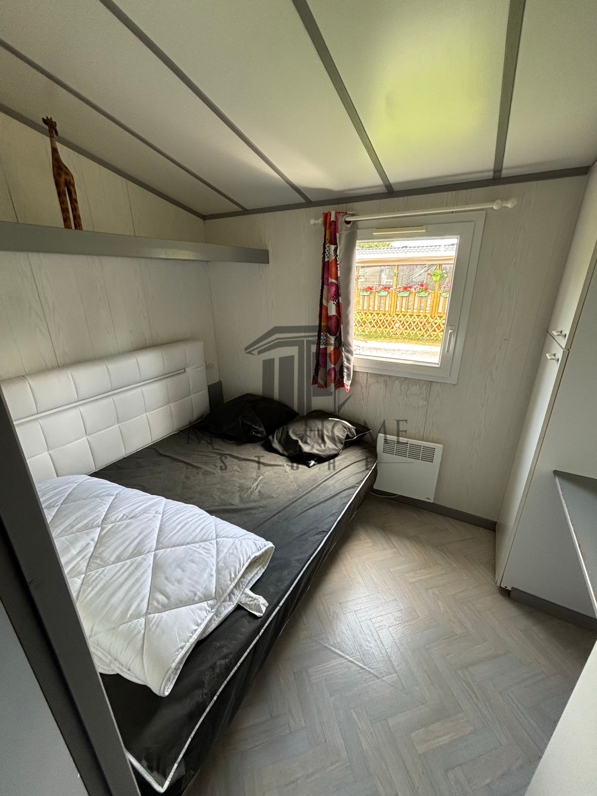 Chambre parentale du mobil-home CRL