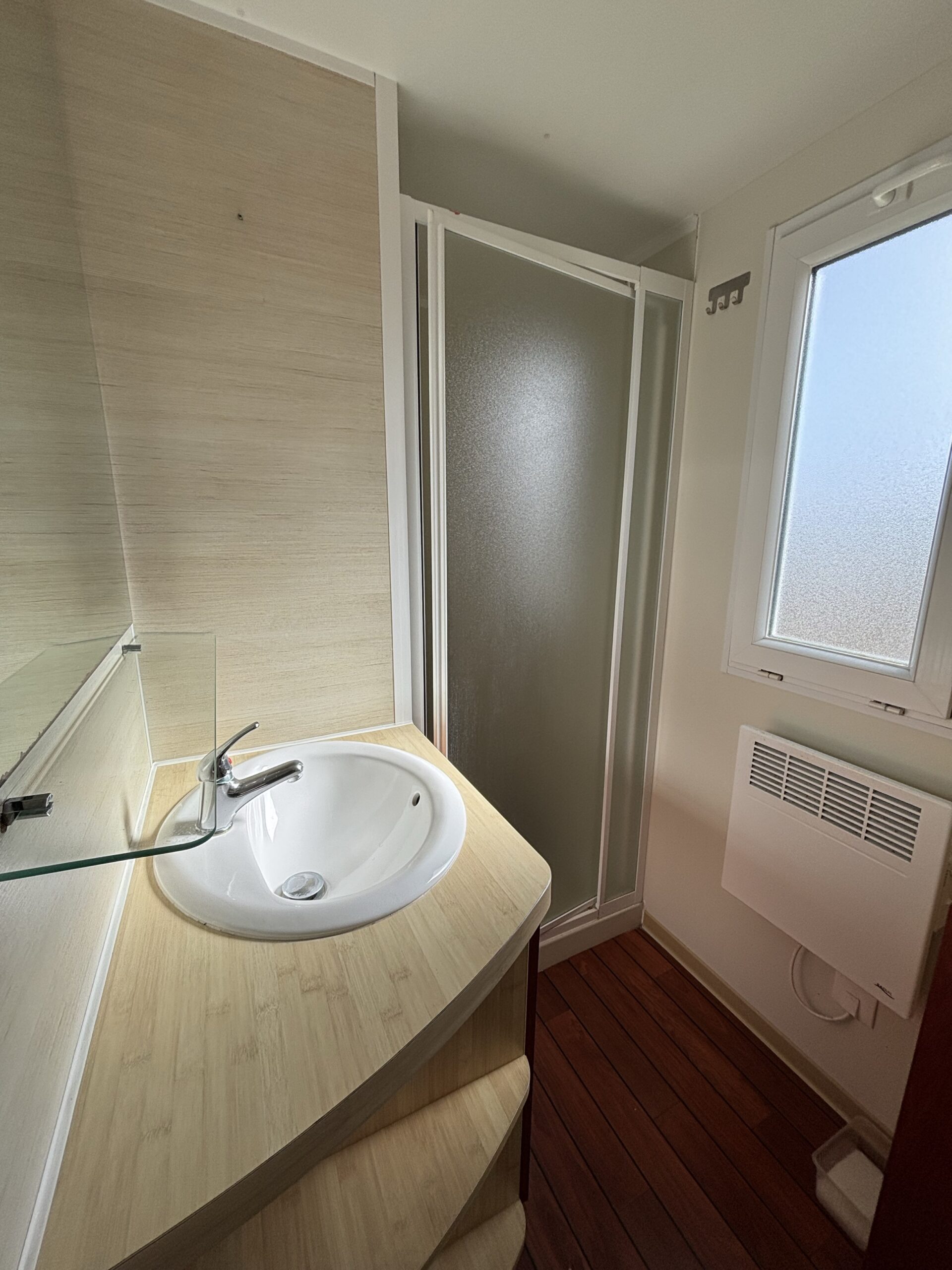 Salle d'eau du mobil-home BASILIC