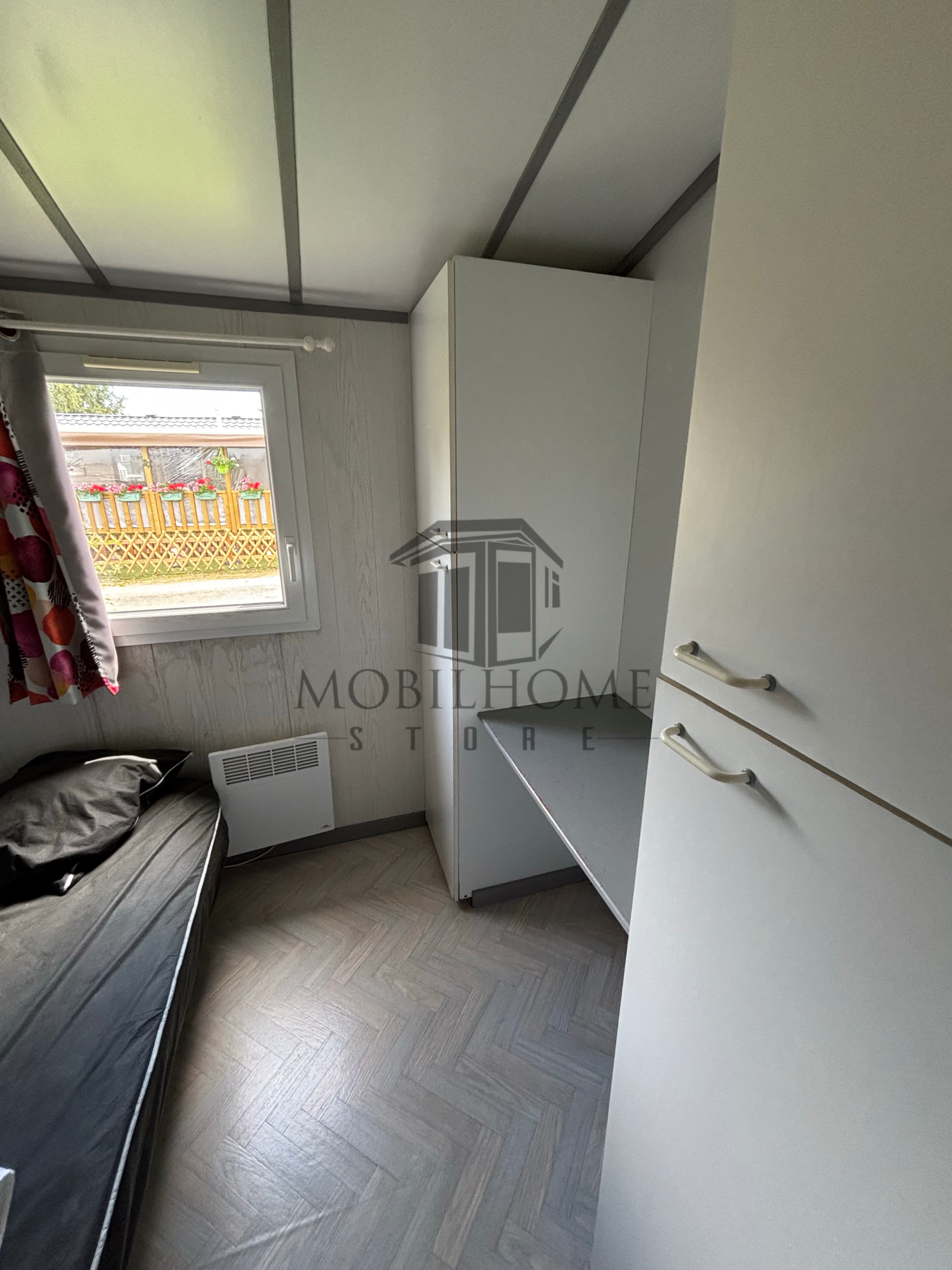 Vue de la chambre parentale du mobil-home CRL